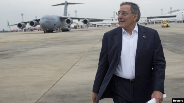 U.S. Secretary of Defense Leon Panetta walks across the tarmac as he transfers planes from a C-17 military aircraft to his Boeing E4-B prior to departing for San Francisco, California, November 16, 2012.