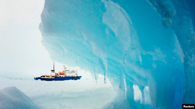 Tàu MV Akademik Shokalskiy của Nga đã bị kẹt trong băng ở Nam Cực từ hôm 24 tháng 12, 2013.