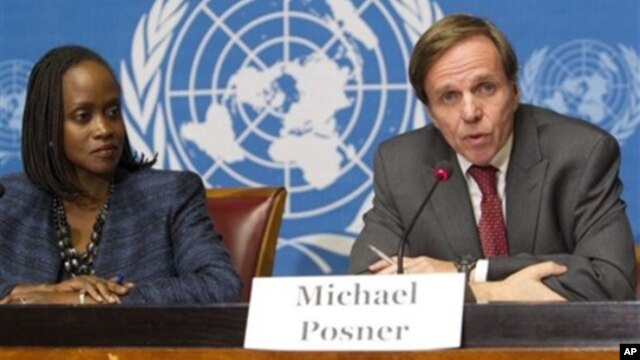 Trợ lý Ngoại trưởng phụ trách Nhân quyền Michael Posner phát biểu tại một buổi họp báo 