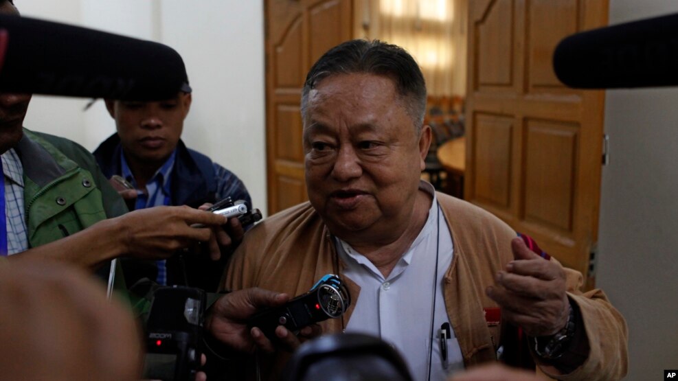 NLD ဗဟိုအလုပ္အမႈေဆာင္ေကာ္မတီ၀င္ ဦး၀င္းထိန္က သတင္းေထာက္မ်ားကို ေျဖၾကား