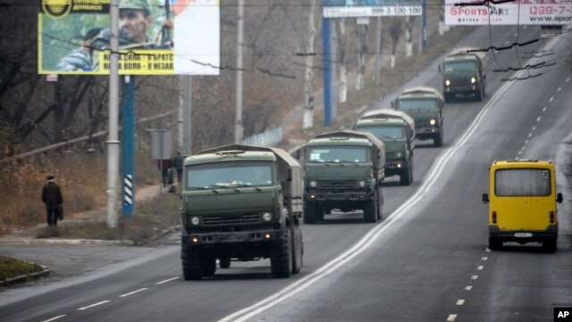 Xe quân sự không ký hiệu đi trên đường bên ngoài thị trấn Makiivka do phe ly khai kiểm soát, cách Donetsk 25 km ở miền đông Ukraine, ngày 8 tháng 11, 2014.