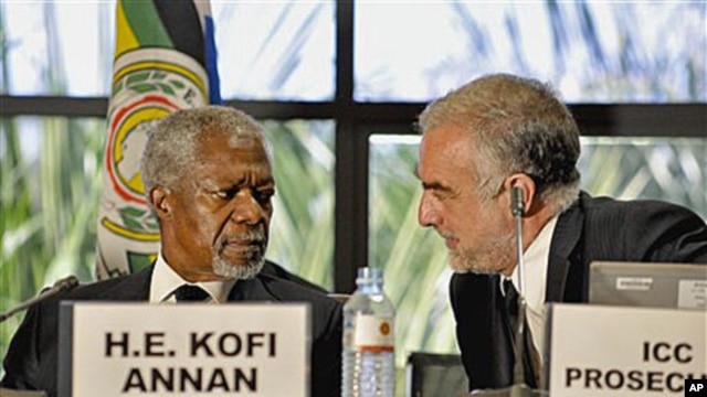 Former UN Secretary General Kofi Annan, left, talks with ICC Chief Prosecutor Luis Moreno-Ocampo, right, during the opening of the Review Conference of the Rome Statute of the International Criminal Court in Kampala, Uganda, May 31, 2010 (file photo)