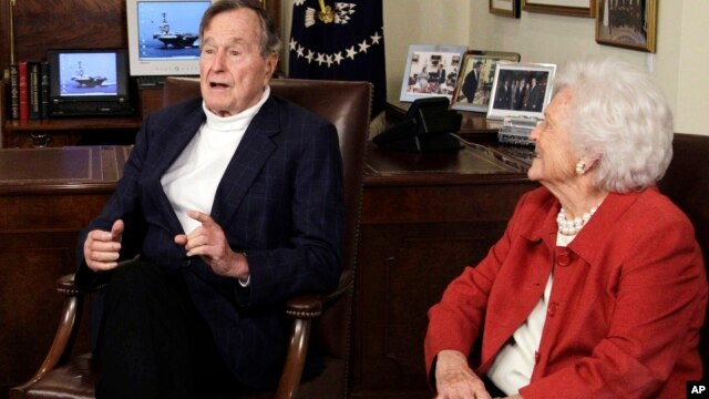 El ex mandatario estadounidense George H. W. Bush junto a su esposa Barbara. El ex presidente fue dado de alta del hospital de Houston donde se encontraba internado desde noviembre.