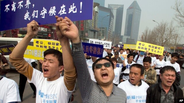 Thân nhân của các hành khách Trung Quốc trên máy bay Malaysia bị mất tích la hét phản đối trong cuộc tuần hành về phía Đại sứ quán Malaysia ở Bắc Kinh, ngày 25/3/2014.