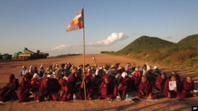 Các nhà sư Miến Điện và người biểu tình tại các mỏ đồng Letpadaung, gần Mandalay