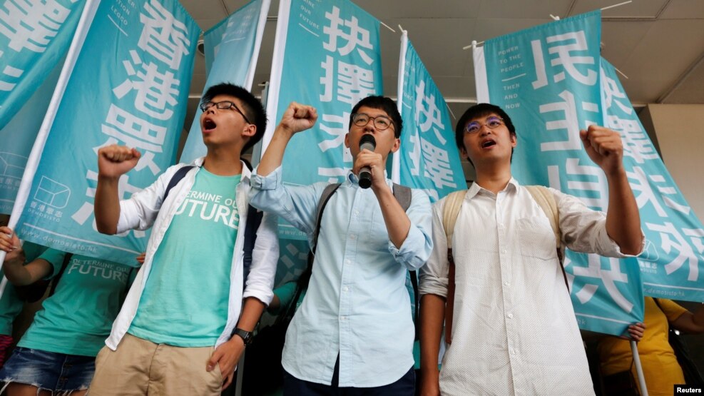 Thủ lĩnh học sinh (từ trái sang) Joshua Wong, Nathan Law và Alex Chow hô khẩu hiệu bên ngoài một tòa án ở Hong Kong, ngày 21/7/2016.