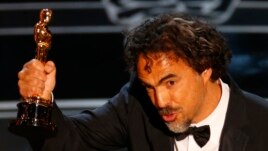 Đạo diễn Alejandro Inarritu đoạt giải Oscar Đạo diễn xuất sắc nhất cho phim Birdman. Đạo diễn Inarritu tỏ ý hy vọng “thế hệ di dân mới nhất có thể được đối xử với cùng một mức độ trân trọng và kính nể như những người đi trước đã xây dựng nên quốc gia di dân kỳ diệu này.”