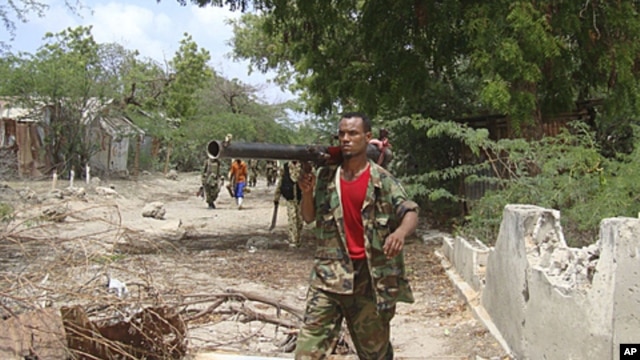 A Somali government soldier patrols on foot during clashes with Islamist insurgents in southern Mogadishu's Bakara market neighborhood, June 2, 2011