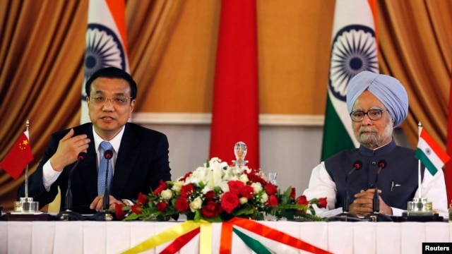Thủ tướng Trung Quốc Lý Khắc Cường (trái) và Thủ tướng Ấn Độ Manmohan Singh tại một buổi ký kết thỏa thuận ở New Delhi, 20/5/2013. REUTERS/Adnan Abidi