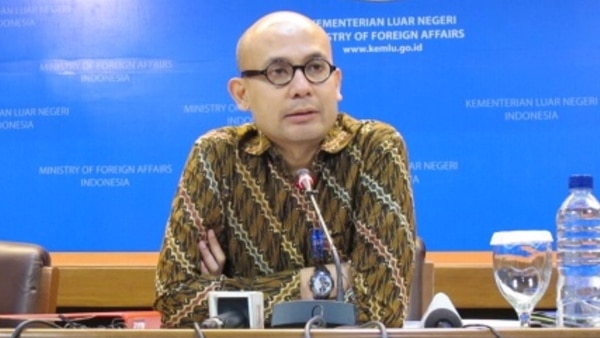 Juru bicara Kementerian Luar Negeri Arrmanatha Nasir memberikan keterangan di Jakarta (VOA/Fathiyah).