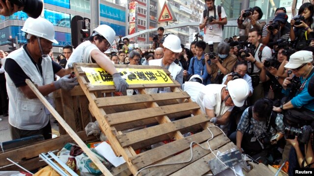 Công nhân dỡ các rào cản trên đường trong khu Mongkok