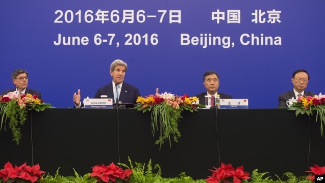 Từ tái: Bộ trưởng Tài chính Mỹ Jacob Lew, Ngoại trưởng Mỹ John Kerry, Phó Thủ tướng Uông Dương và Ủy viên Quốc vụ viện Trung Quốc Dương Khiết Trì tại Sảnh đường Nhân dân ở Bắc Kinh, ngày 7/6/2016.