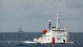 Tàu Cảnh sát biển Trung Quốc phía trước giàn khoan dầu gần Hoàng Sa, ngày 13/6/2014.