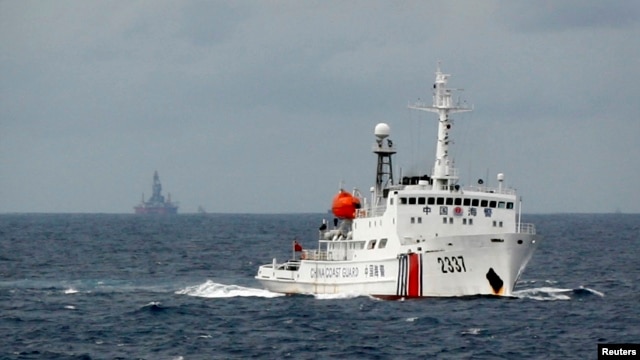 Tàu Cảnh sát biển Trung Quốc gần giàn khoan dầu Hải Dương 981 ở Biển Ðông.  