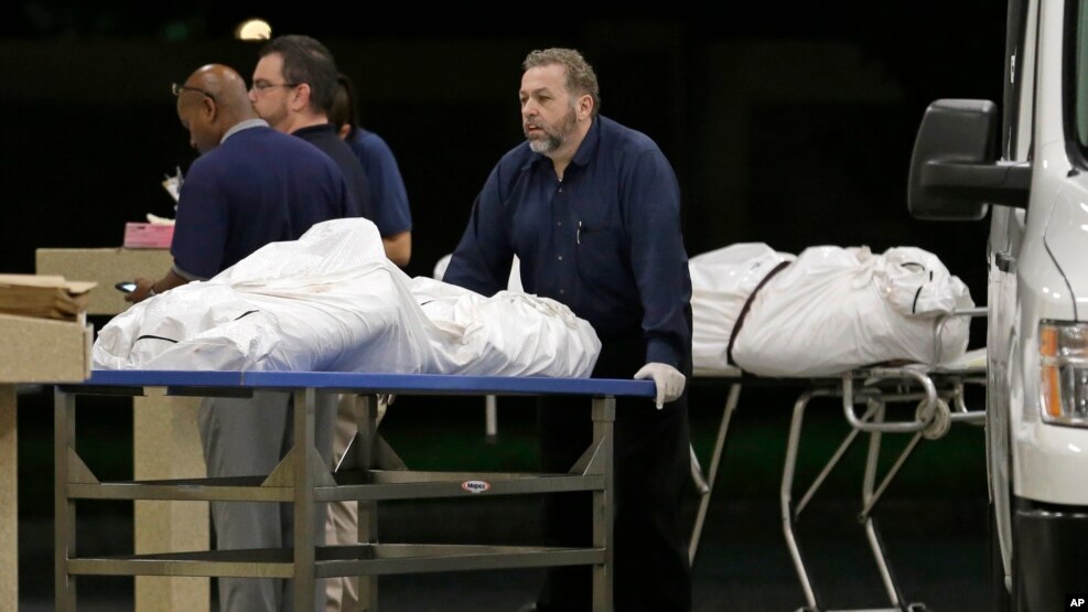 Dos de los cuerpos llegan a la morgue de Orlando procedentes del club Pulse donde se realizó la peor matanza de la historia de EE.UU.