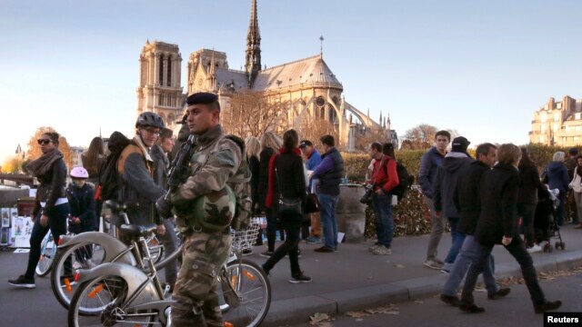 Binh sĩ Pháp tuần tra trên một cây cầu gần nhà thờ Notre Dame sau các vụ tấn công chết người ở Paris, ngày 15/11/2015.