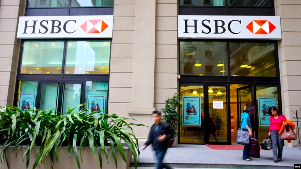 Chi nhánh ngân hàng HSBC tại Hà Nội. HSBC đưa ra con số thâm hụt bằng 6,6%, làm cho tỷ lệ nợ công trên GDP tăng lên mức 64,5% do nợ công cao và giá dầu giảm.