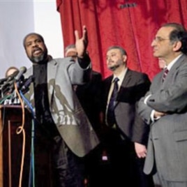 Imam Mohamed Hagmagid Ali, President of the Islamic Society of America (L) speaks at a press conference on Capitol Hill in Washington (File)