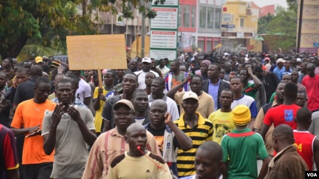 An opposition protest rally in a street of Ouagadougou, Burkina Faso. (Z. Wanogo/VOA).           