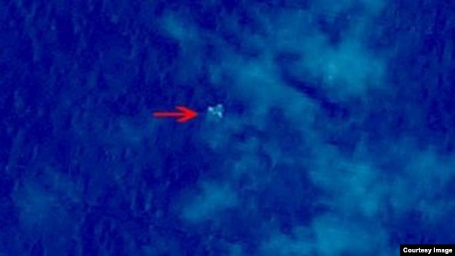 Hình ảnh vệ tinh của Trung Quốc cho thấy 3 vật thể lớn trên đường bay nguyên thủy của chuyến bay bay về hướng Bắc Kinh.