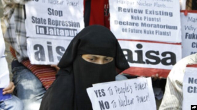 Activists from the Anti-Nuclear Struggles Solidarity Forum shout slogans as they hold placards during a protest against a planned nuclear power plant at Jaitapur in New Delhi, April 21, 2011.