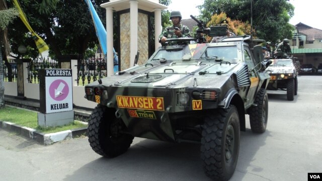Tank milik polisi untuk mengantisipasi aksi terorisme menjelang Lebaran di Solo, Jawa Tengah. (VOA/Yudha Satriawan)