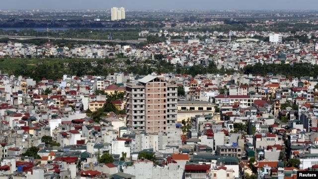 Một tòa nhà chung cư (giữa) đang xây cất ở Hà Nội, ngày 1 tháng 7, 2015.