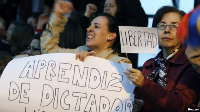 Protestas contra el presidente Rafael Correa luego de conocerse la sentencia contra tres directivos del diario El Universo. 