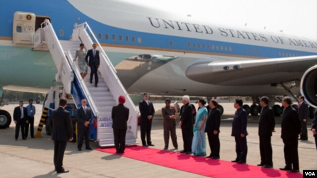 Los integrantes del Servicio Secreto cuestodiando la escalera del Air Force One a la llegada de Barack y Michelle Obama a India.