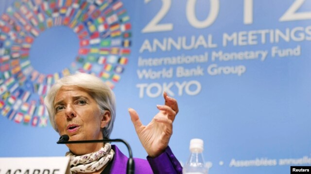 La directora del FMI, Christine Lagarde, habla durante la cita con el Banco Mundial en Tokio.