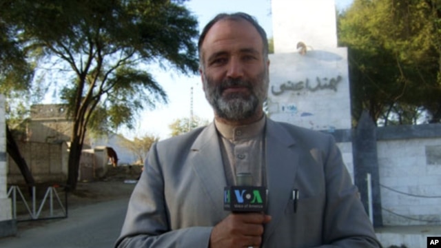 VOA reporter Mukarram Khan Aatif shown in northwest Pakistan in January 2012.