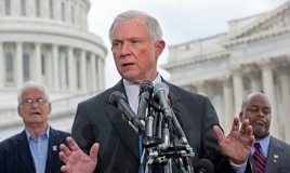 Nghị sĩ Jeff Sessions nói nhiều người Mỹ chống lại ý tưởng đưa ra một con đường trở thành công dân Mỹ cho những người đến Hoa Kỳ một cách bất hợp pháp.