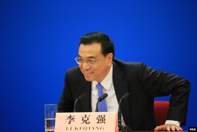 中国国务院总理李克强在记者会上表示，中国将以“壮士断腕”的决心继续改革。（美国之音东方拍摄）