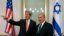 ABD Dışişmeri Bakanı John Kerry, Ramallah'da Filistinli baş görüşmeci Saib Erakat tarafından karşılanırken