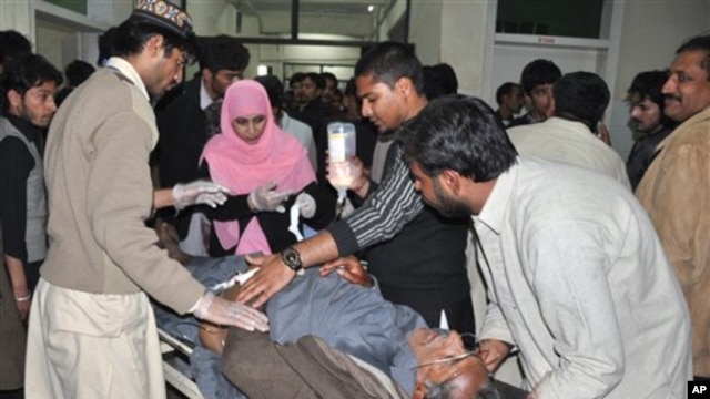 Petugas rumah sakit merawat seorang warga yang terluka akibat serangan bom bunuh diri di Rawalpindi, Pakistan (21/11). Pihak berwenang Pakistan berupaya memperketat keamanan menyusul laporan intelijen terkait kemungkinan serangan atas upacara Syiah selama bulan suci Muharam.
