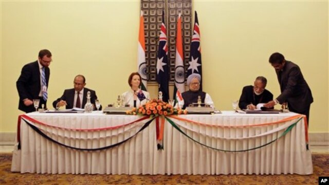 Trong cuộc họp báo chung, Thủ tướng Manmohan Singh (ở giữa bên phải) nói, chuyến công du này của Thủ tướng Australia (ở giữa bên trái) mở một chương mới trong bang giao giữa Ấn Độ và Australia.