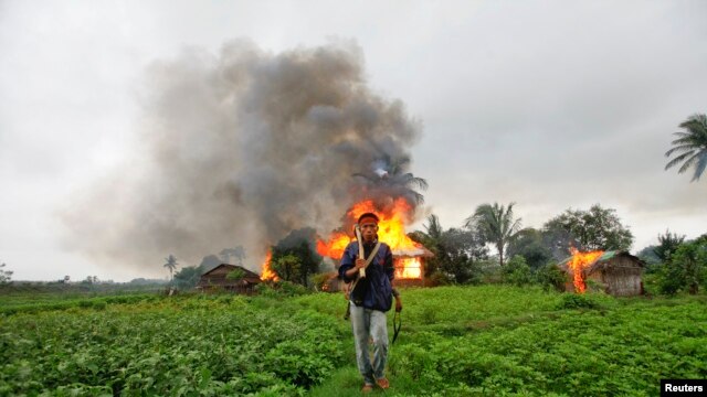 Khoảng 140.000 người, đa số là người Rohingya, đã rời bỏ nhà cửa ở Rakhine năm 2012, trong hai đợt bạo động giữa các tín đồ Phật giáo và Hồi giáo làm ít nhất 200 người thiệt mạng.