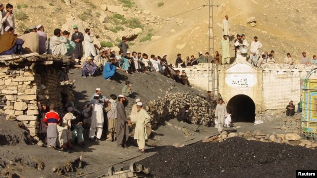 Ảnh minh hoạ: Cư dân tụ tập bên ngoài một mỏ than bị nổ gần thành phố tây nam Quetta. Các hầm mỏ ở Pakistan nổi tiếng về tiêu chuẩn an toàn thấp và điều kiện thông thoáng khí kém.