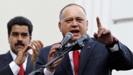 Vis-prezidan venezuelyen Nicolas Maduro (agoch) kap koute prezidan Asanble Nasyonal la pandan inogirasyon sesyon palmantè a nan Caracas (5 january 2013)