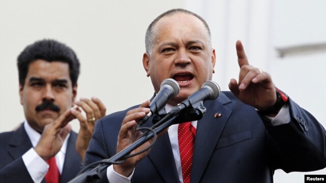 Vis-prezidan venezuelyen Nicolas Maduro (agoch) kap koute prezidan Asanble Nasyonal la pandan inogirasyon sesyon palmantè a nan Caracas (5 january 2013)