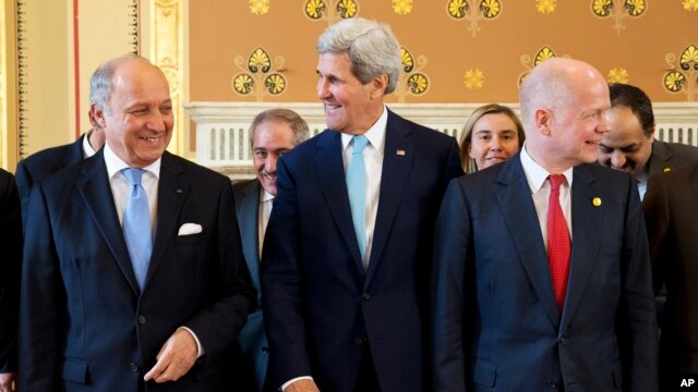 Ngoại trưởng Pháp Laurent Fabius (trái), Ngoại trưởng Hoa Kỳ John Kerry và Ngoại trưởng anh William Hague tại một cuộc họp ở London, 15/5/14