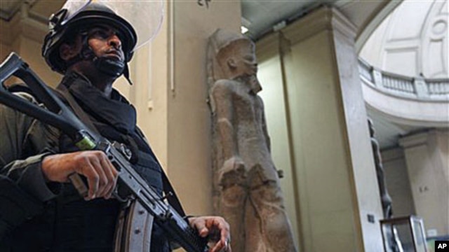 A member of the Egyptian special forces stands guard on the main floor of the Egyptian Antiquities Museum in Cairo, Egypt, January 31, 2011