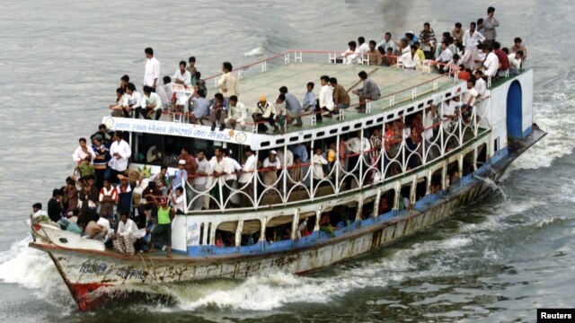 Một chiếc phà chở quá tải trên sông Buriganga ở Dhaka, Bangladesh.