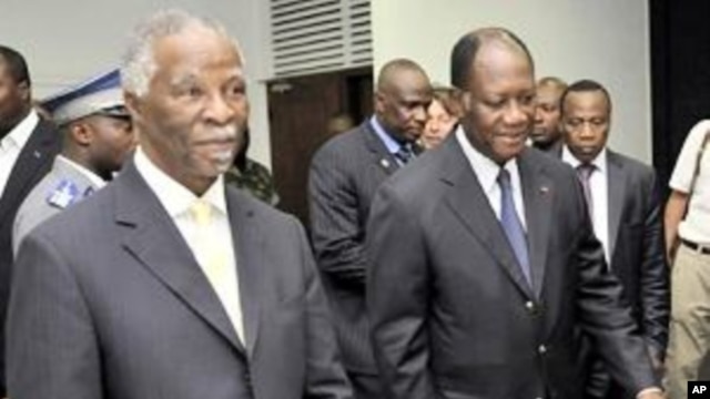 Former South African president Thabo Mbeki (L) meets with presidential election candidate Alassane Ouattara (R) during their meeting in Abidjan, 05 Dec 2010