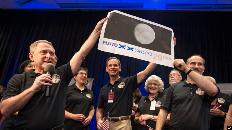Investigadores de la sonda New Horizons celebran con la hija del descubridor de Plutón el récord mundial alcanzado por una estampilla sobre el planeta, que viaja con la nave.