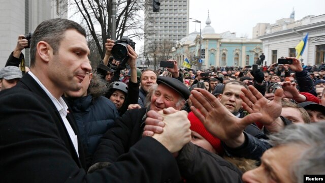 Lãnh tụ đối lập Vitaly Klitschko (trái) chào đón những người biểu tình chống chính phủ bên ngoài Tòa nhà Quốc hội Ukraina ở Kiev, 22/2/2014