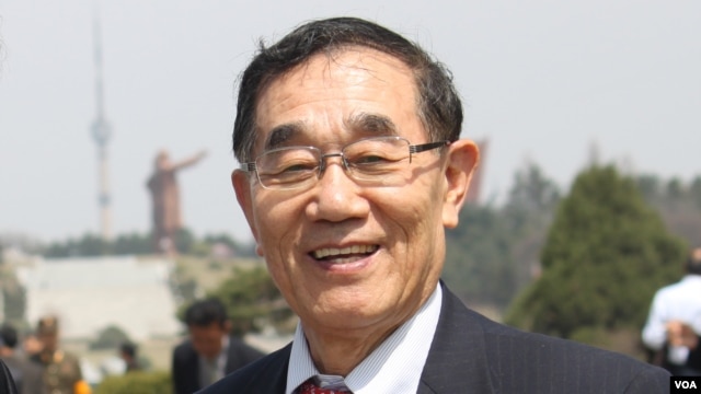 지난해 4월 평양 김일성광장을 방문한 김진경 평양과학기술대학 총장. (자료사진)