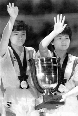 1991년 일본 지바에서 열린 세계탁구선수권대회에 남북 단일팀으로 참가해 금메달을 딴 한국의 현정화 선수(왼쪽)와 북한의 리분화 선수.