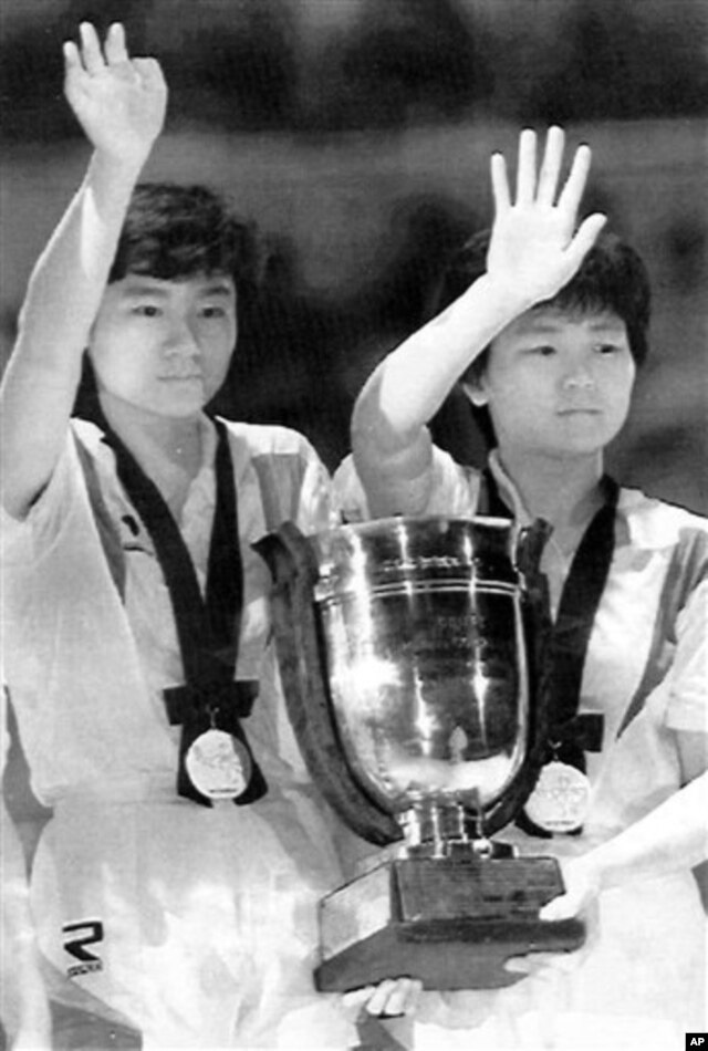 1991년 일본 지바에서 열린 세계탁구선수권대회에 남북 단일팀으로 참가해 금메달을 딴 한국의 현정화 선수(왼쪽)와 북한의 리분화 선수.