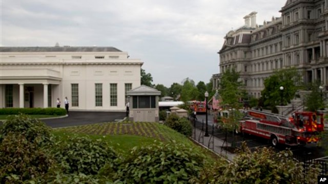 Los reporteros fueron evacuados de la Casa Blanca como medida de precaución y se llamó a los bomberos.